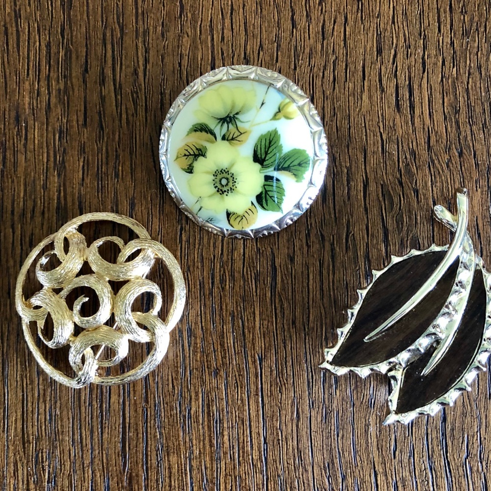 Assorted vintage brooches